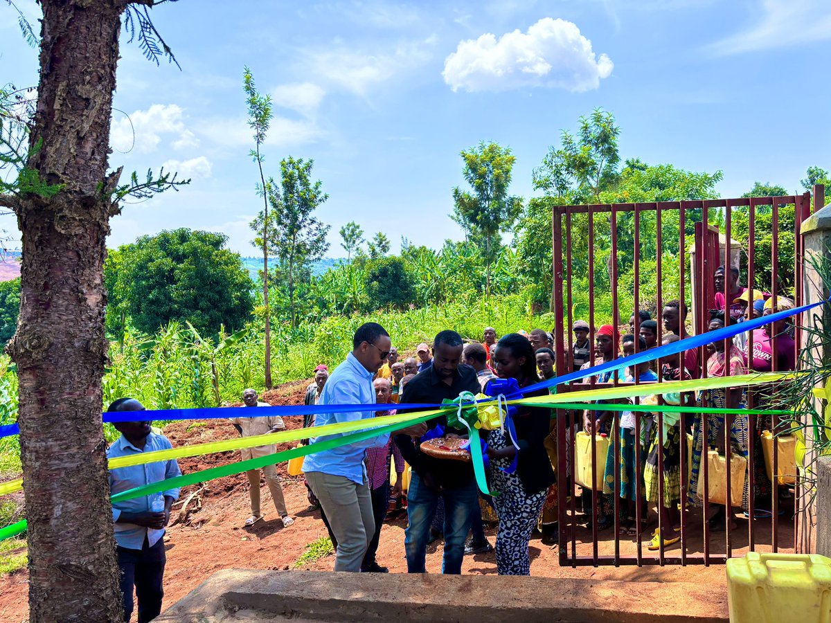 RwandaTradingCo's tweet photo. Kuwagatanu taliki ya 1/12/2023, @RwandaTradingCo yashikirije  abaturage bo mukarere ka Rwamagana, umurenge wa Karenge, akagali ka Nyametete ivomo ry’amazi rizakoreshwa n’ imaryango 107 yo mumudugudu wa Nyagasenyi ndetse nindi miryango ikabakaba 100 yo mimidugudu byegeranye. https://t.co/uxaseiHo0K