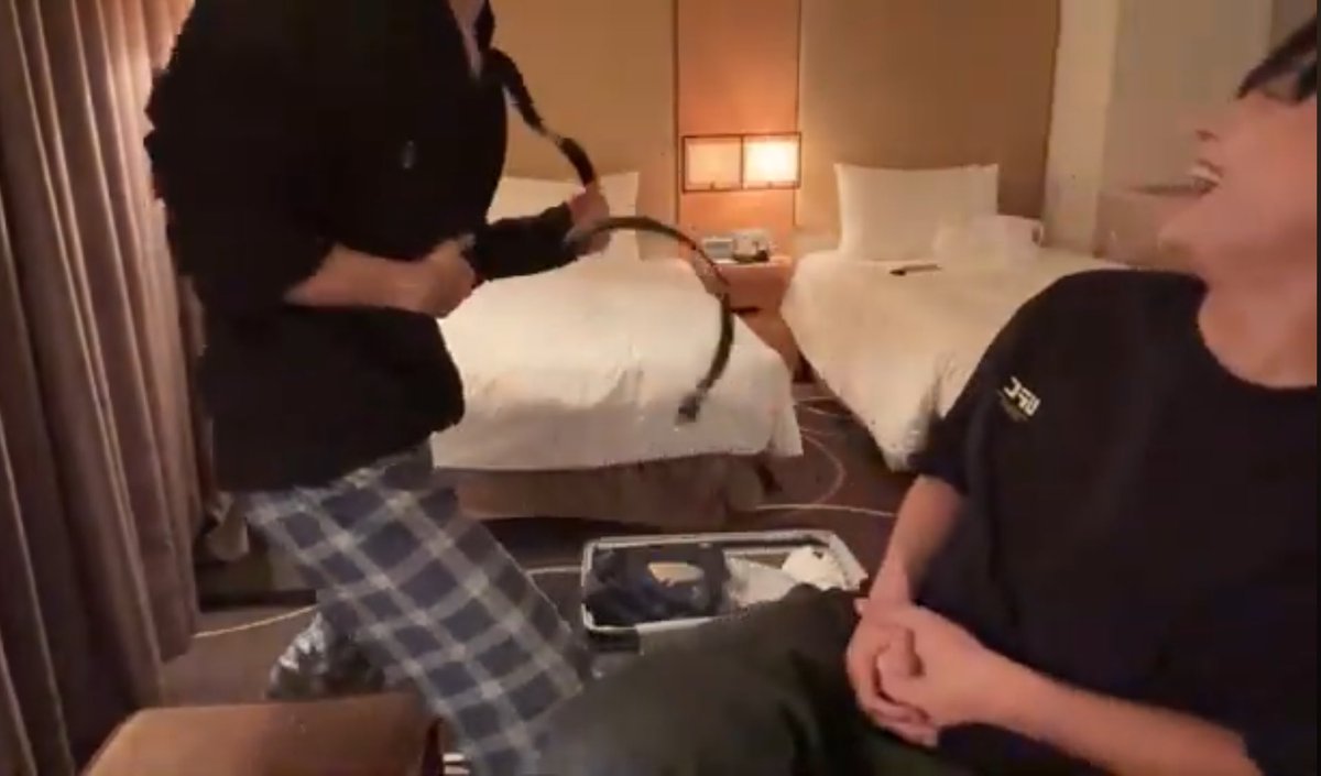 포타보다더린당포타같음ㅋㅋㅋㅋㅋ
푸하하웃는김왼성마저
먼말인지알죠