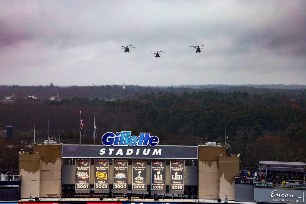 USASOCNews's tweet photo. What a great event! Yesterday, the @Patriots graciously hosted us and numerous #ARSOF elements along side with our key partners @us_navyseals, the National Guard, and @usarec at @GilletteStadium. https://t.co/aTGiFKh1uQ