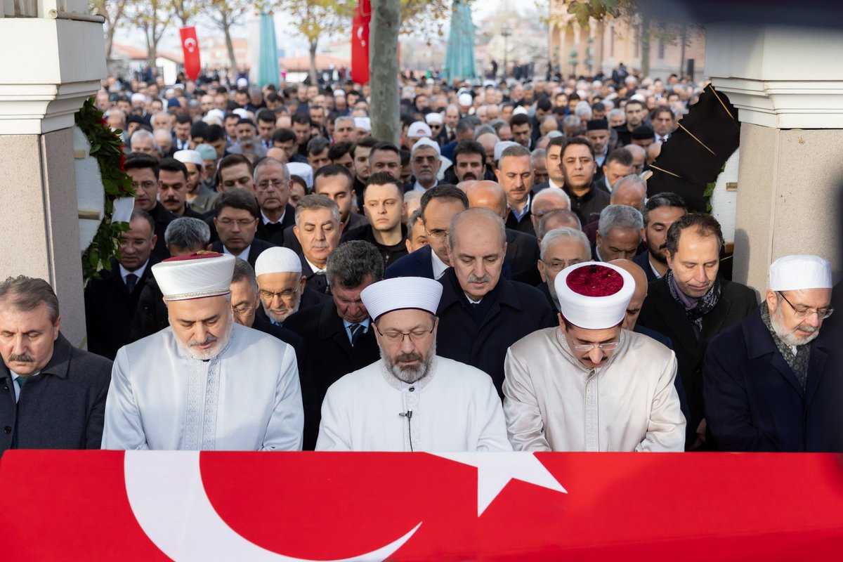 Diyanet İşleri Eski Başkanı Lütfi Doğan Hocamız, yaşadığı çağın sahabesi gibi bir alim, edep ve merhamet abidesi muvahhid bir çınardı. Mekanı cennet olsun, Cenâb-ı Allah, Peygamber Efendimize komşu eylesin.