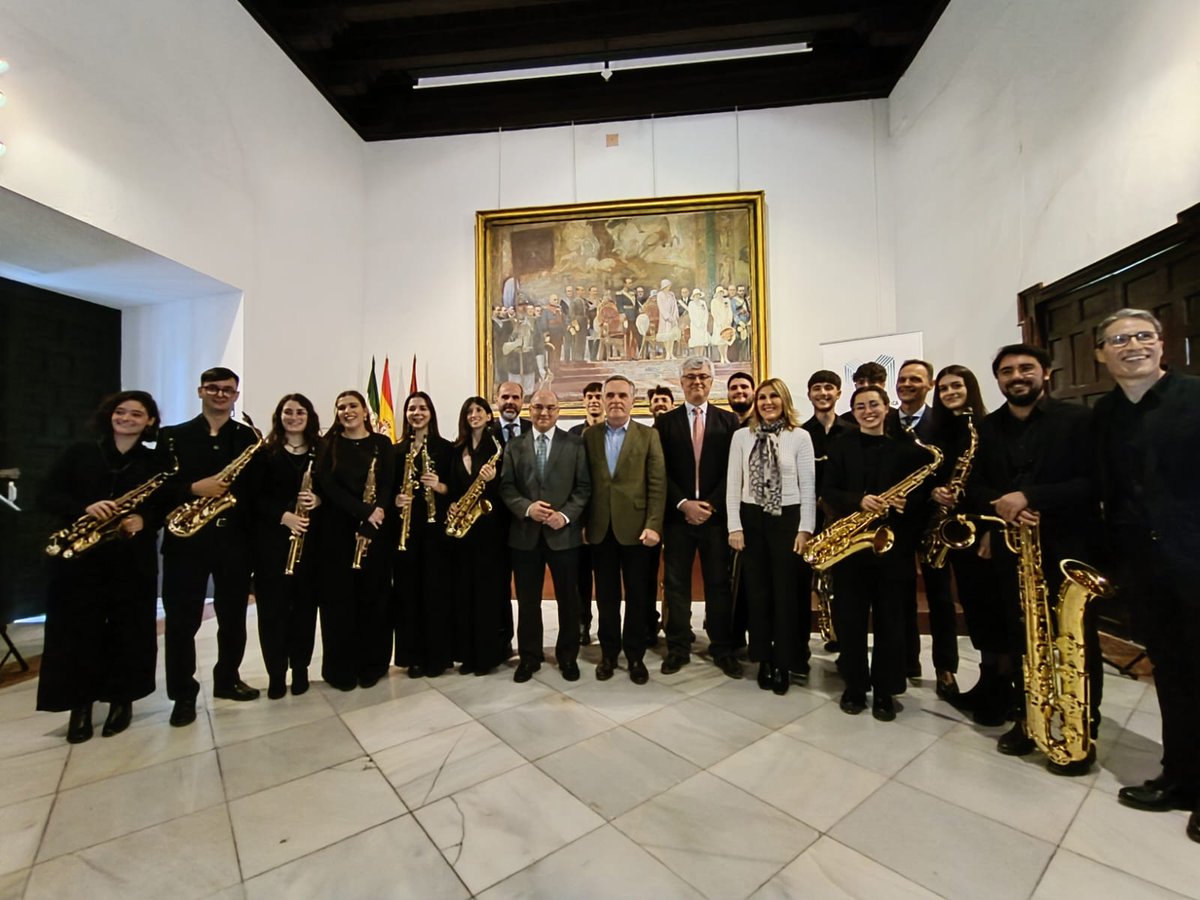 SevillaAlcazar's tweet photo. Ayer disfrutamos de la presentación del calendario de actividades de Navidad en el Real Alcázar, y de un magnífico concierto del Ensemble de Saxofones del Conservatorio Superior de Música Manuel Castillo de Sevilla. Gracias a todos por el éxito de la iniciativa https://t.co/RIJGu4WdVg