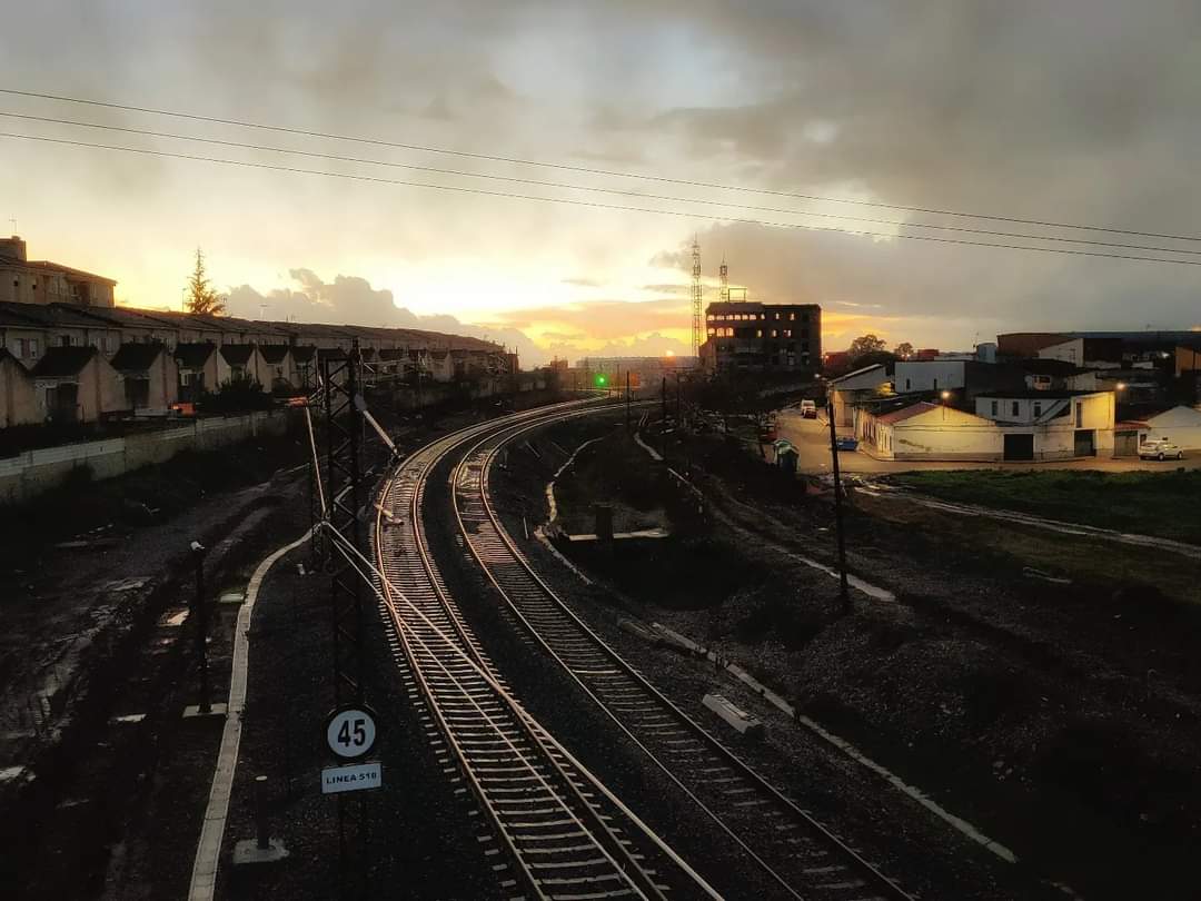 DSHolguin's tweet photo. Santa Bárbara bendita. Hoy se celebra la patrona de los mineros. Día para la memoria. Con Aldea Moret llegó a Cáceres el tren, la prosperidad y la riqueza. Llegaron las ideas liberales y emergió la conciencia obrera.
Gracias a #AldeaMoret llegó la riqueza a Cáceres. https://t.co/bFlT3DMtra
