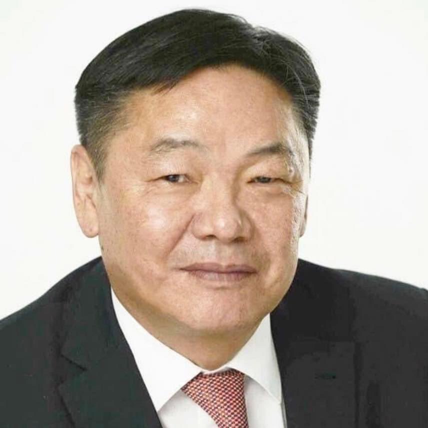 А. Ганбаатар: Нэг сэтгүүлч яллагдагчаар татагдсан асуудал олны анхаарлын төвд байна. Тэр сэтгүүлч хүүхний арга барил надад огт таалагддаггүй юм. Дайраад л, давшлаад л, хувь хүн байгууллагын эрхэнд дураараа халдаад л, өөрөө үнэний ганц шалгуур мэт аашлахыг олонтаа харсан. Олон