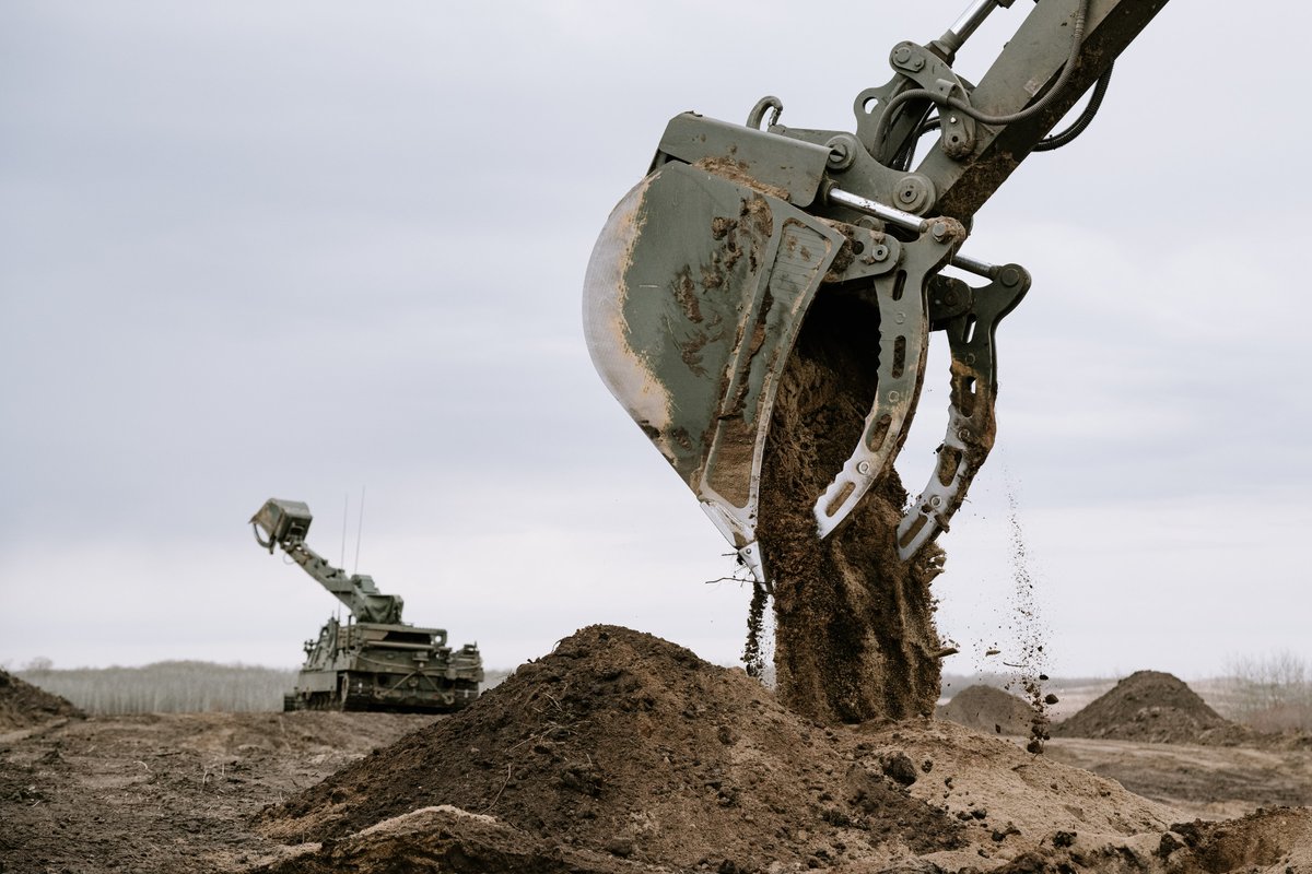 CanadianArmy's tweet image. 🔥💥 Happy St. Barbara's Day to our incredible Gunners, Combat Engineers, and Technicians! 🍁✨   

Today, we salute the unwavering spirit of those who excel in precision, skill, and dedication.