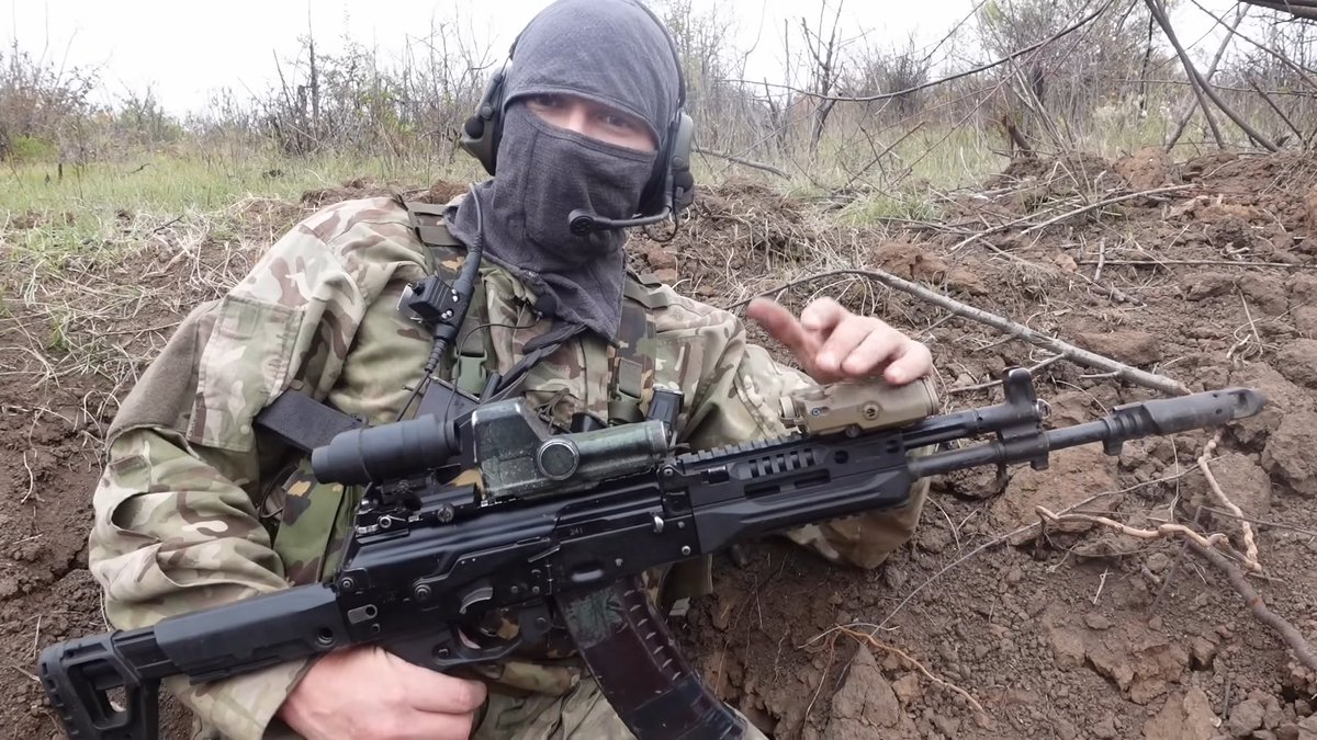 youtu.be/l0VDS1G6GEI ウクライナの人が鹵獲したAK12をレビューしている動画が公開されているんですがとても良い鉄砲だと言っているようです