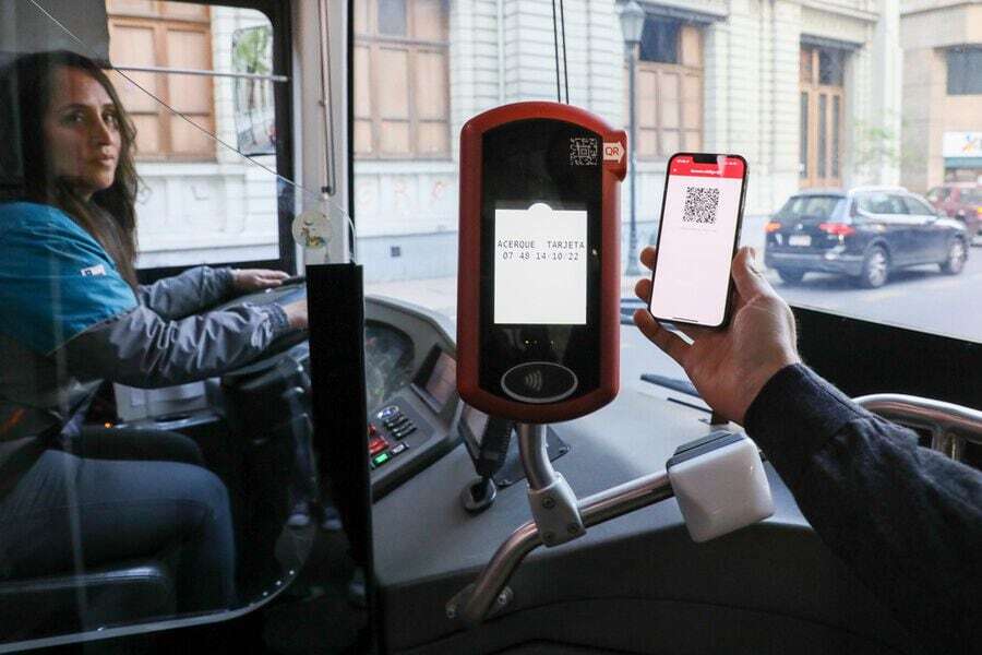 latercera's tweet photo. A tres meses de su implementación: más de 43 mil personas viajaron gratis en el transporte público tras alcanzar los $ 38 mil de monto máximo mensual https://t.co/sX65IAuA7N https://t.co/yIFrptgKXE