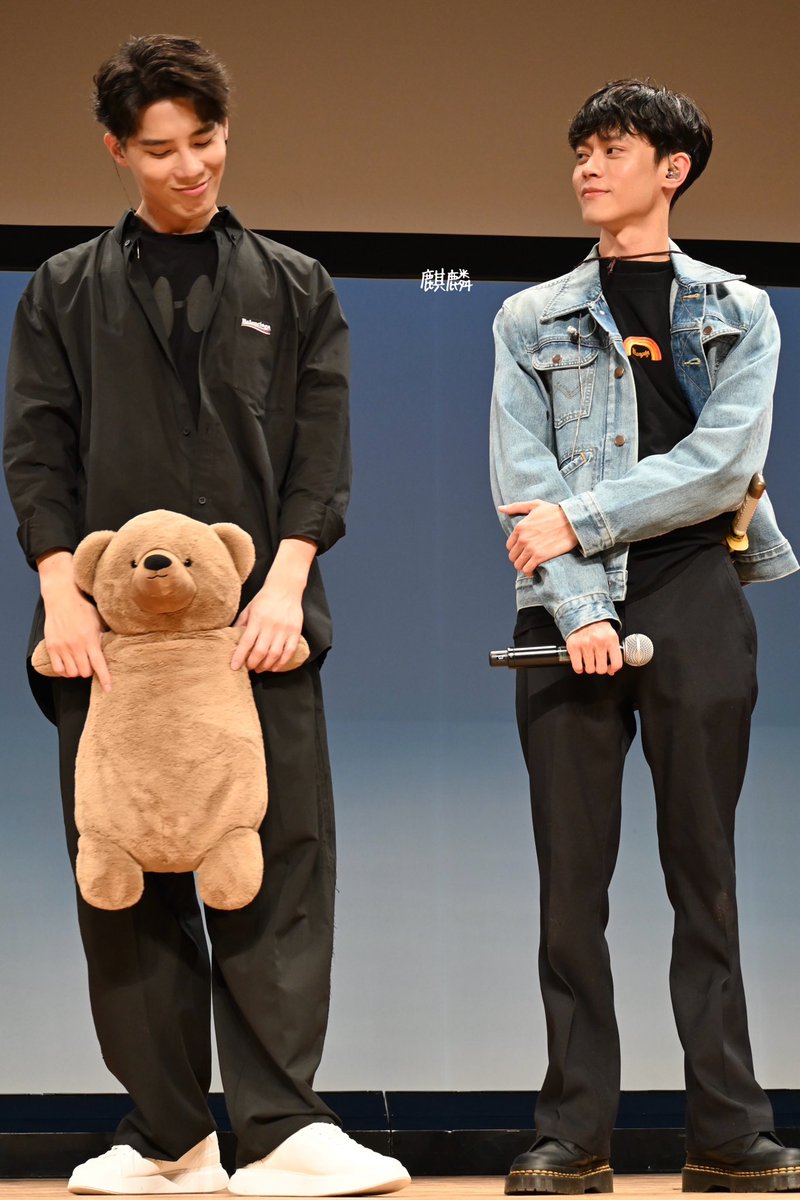 arohalkirin's tweet photo. ちゅんくんの偉恩くんを見る目線が好きすぎるシリーズ🤣
このなんとも言えない視線に愛が詰まってて好き❤️ https://t.co/cGSMCFQ393