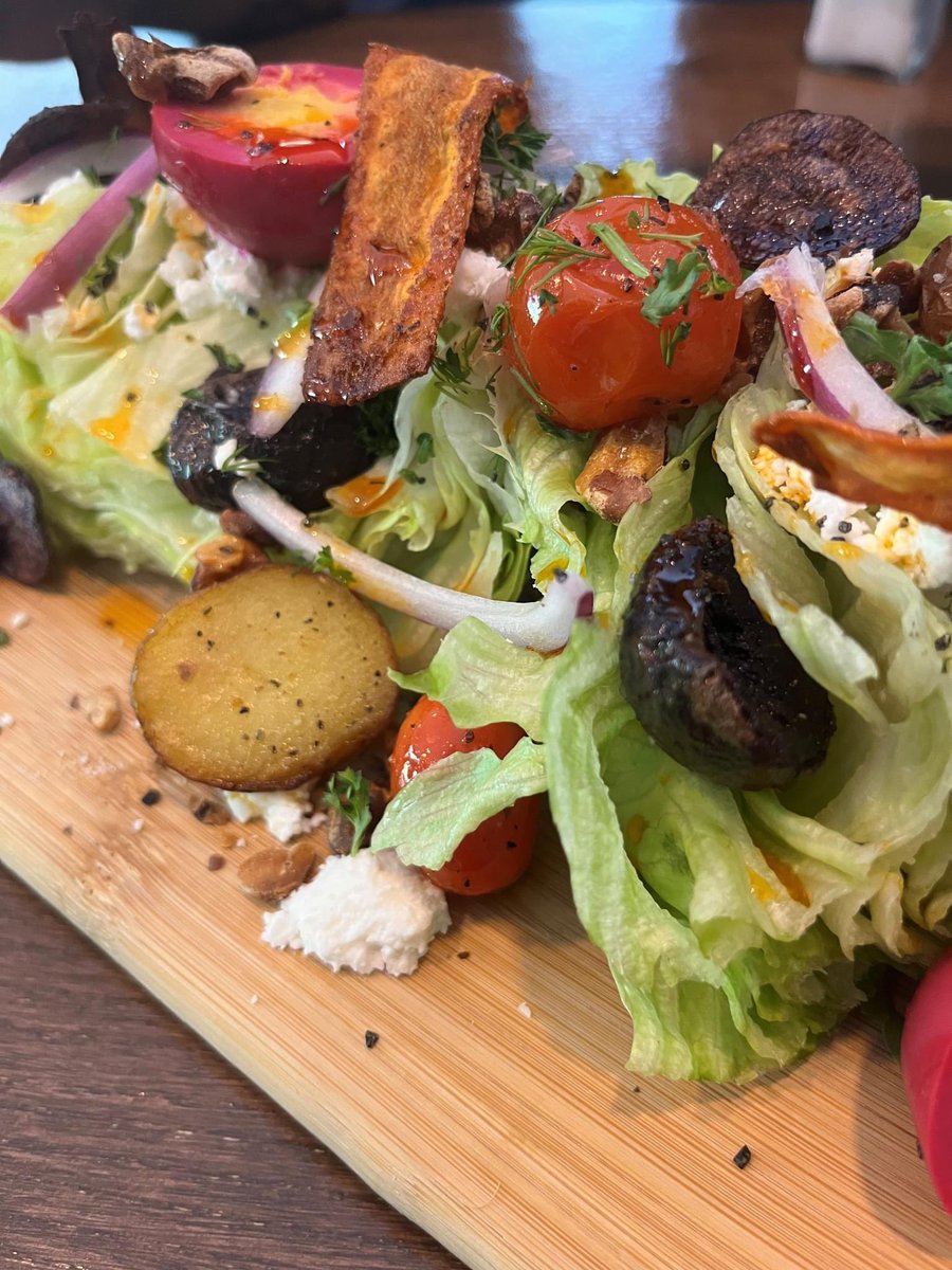 CoopersCK's tweet photo. Attention foodies! 🍴🥗 Our latest creation, the mouth-watering wedge #salad, has arrived at Coopers Creative Kitchen and trust us, it's a game changer! This salad is packed with fresh &amp; crispy #lettuce, juicy cherry #tomatoes, crispy #bacon, and topped with a delicious dressing. https://t.co/GXZ6dLY5C5