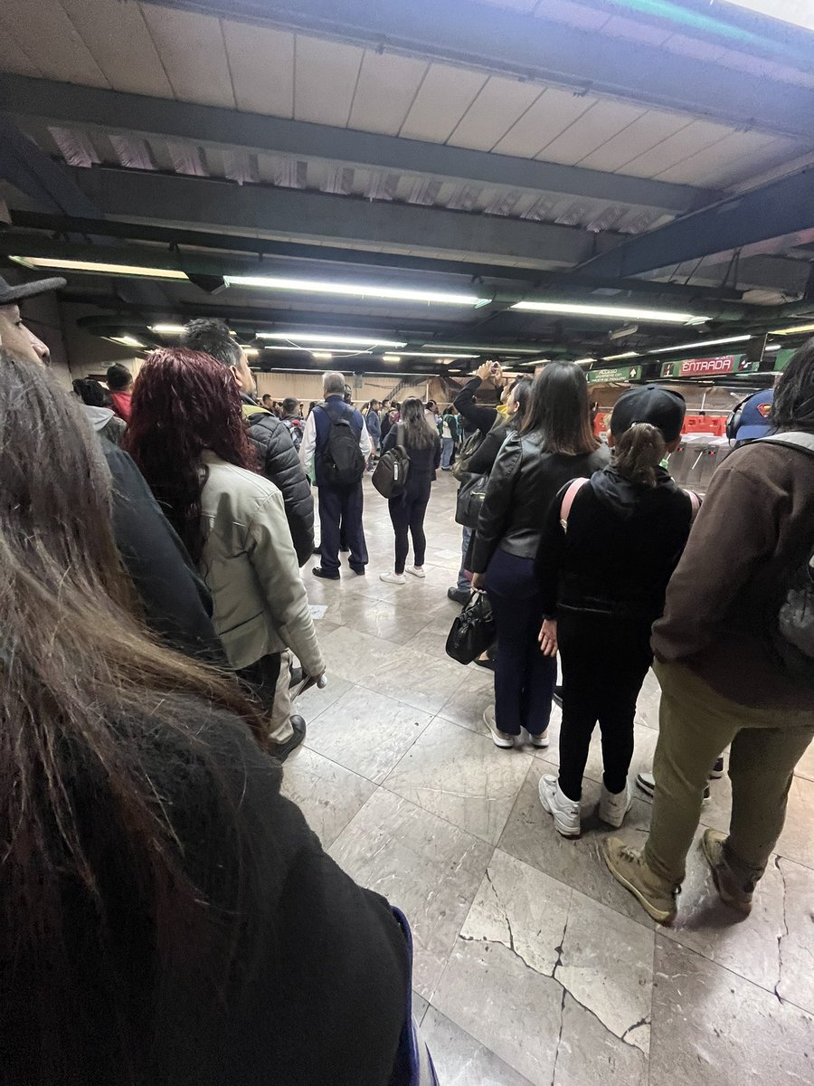 cecy_arenas's tweet photo. @MetroCDMX Sus chingaderas de no dejar entrar https://t.co/h0mFjlqvvV