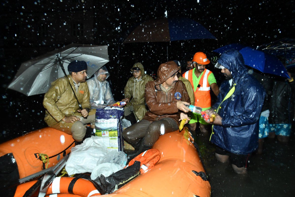 SandeepRRathore's tweet photo. Visited water logged places #cyclonemichaung  @chennaipolice_ #chennairains . Spoke to citizens about their requirements.We will leave no stone unturned to ensure safety and security of our citizens . Combined efforts of various #TNGovernment  yielding results . @CMOTamilnadu https://t.co/yTG6kdWbXV