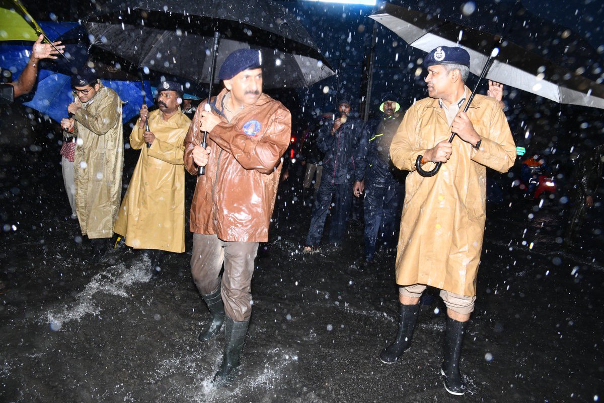 SandeepRRathore's tweet photo. Visited water logged places #cyclonemichaung  @chennaipolice_ #chennairains . Spoke to citizens about their requirements.We will leave no stone unturned to ensure safety and security of our citizens . Combined efforts of various #TNGovernment  yielding results . @CMOTamilnadu https://t.co/yTG6kdWbXV