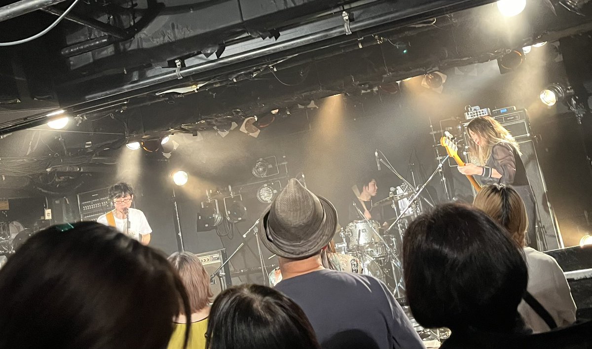 DrumskoYukio's tweet photo. 京都MOJOに
THE LITTLE BLACKを観に行ってきた😊

圧巻のステージ‼️
リズム隊 エゲツな過ぎて言葉も出てこんかったww

歌も打楽器なみの破壊力やったし🎶

ライブ観に行って
こんなにもワクワクしたのは久々やった🙌

とにかく 
気持ち良かった〜〜🎶ありがとう😊

 #THELITTLEBLACK https://t.co/de1KXZQkEm