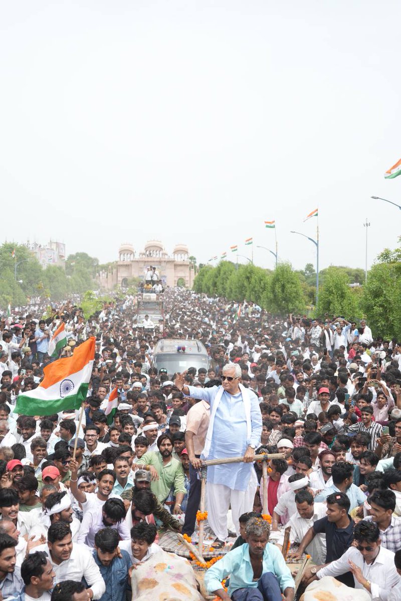 banwarbadagavon's tweet photo. CM उम्मीदवारों से सिर्फ एक सवाल
जब विपक्ष मे खडे होने की जरूरत थी तब कहा थे? 
कांग्रेस की नाकामी @DrKirodilalBJP जी ने सबूतो के साथ दमदार तरिके से उजागर की,
वीरांगनाओ का सम्मान दिलाने के लिए संघर्ष करते मौत के मुंह तक पहुंच गये,
बाबा को सम्मान मिलना चाहिए।
#किरोड़ी_लाल_सीएम_बनाओ https://t.co/OcGTMXnnHz