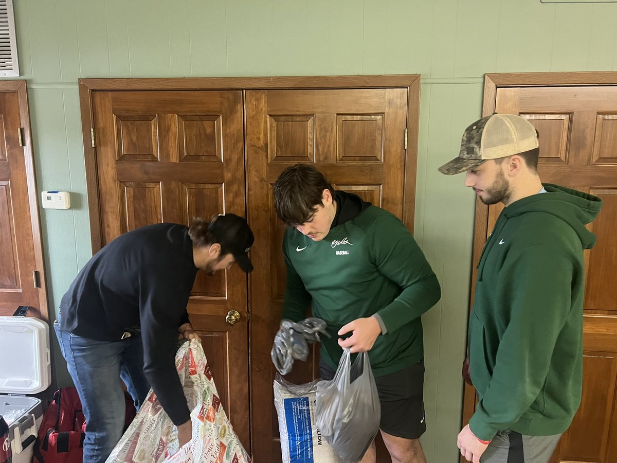 wwuowlsBSB's tweet photo. Another WWU Baseball holiday party and another 5 kids that get to enjoy a Christmas! Thank you SERVE for allowing us to share our Christmas with our own community! #TraditionOfExcellence https://t.co/3I3s4TxLPu
