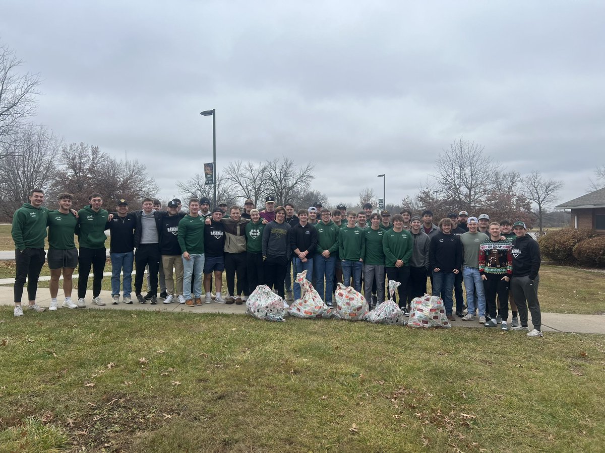 wwuowlsBSB's tweet photo. Another WWU Baseball holiday party and another 5 kids that get to enjoy a Christmas! Thank you SERVE for allowing us to share our Christmas with our own community! #TraditionOfExcellence https://t.co/3I3s4TxLPu