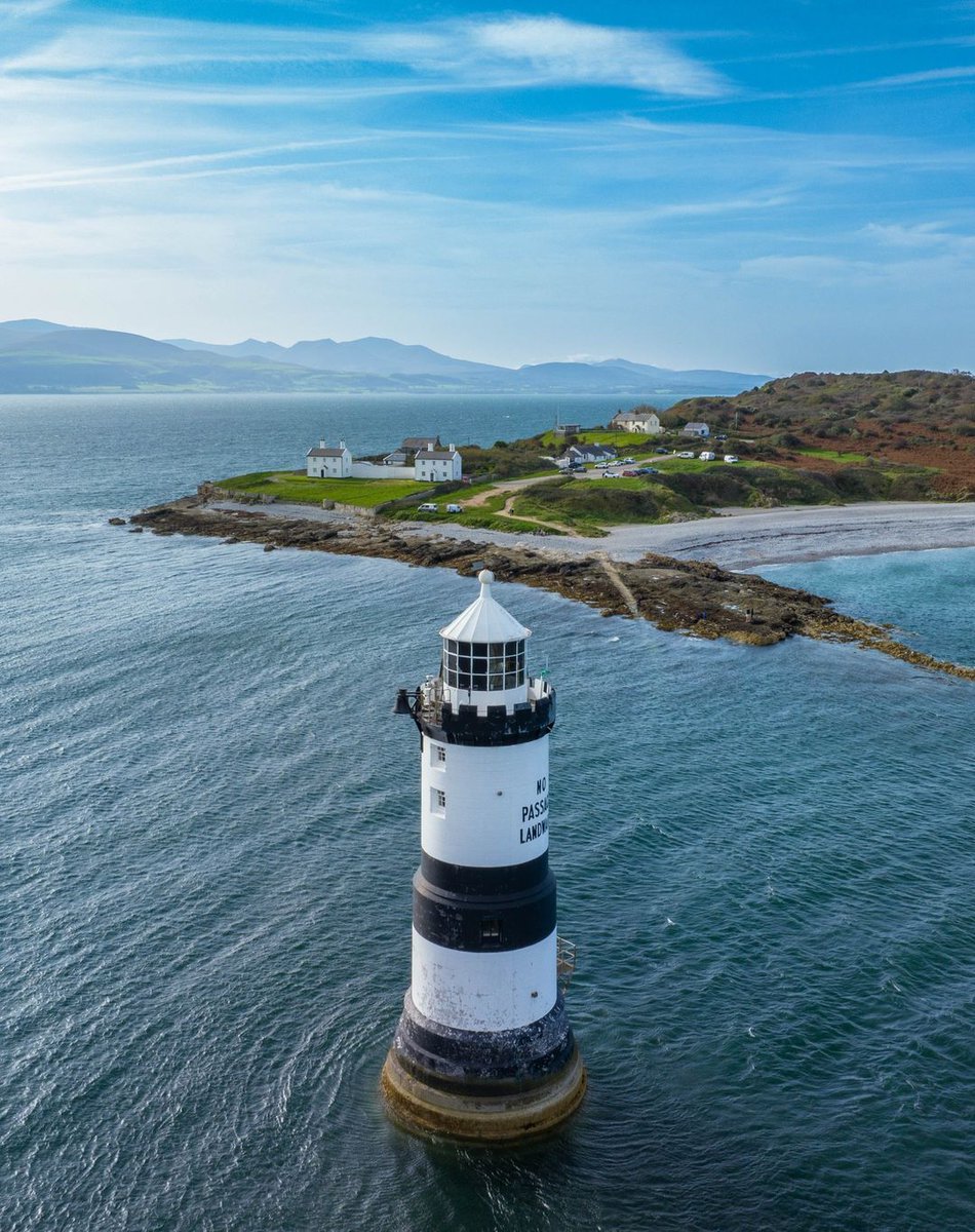 WalesCoastUK's tweet photo. A unique view of Penmon Point and Trwyn Du Lighthouse
By imageswithadam on IG
#WalesCoastPath #LlwybrArfordirCymru #Wales #Cymru #CroesoCymru #VisitWales #PenmonPoint #TrwynDuLighthouse #Anglesey #AngleseyCoastalPath #WalesCollective #WalesFromAbove https://t.co/J0KNTBkj58