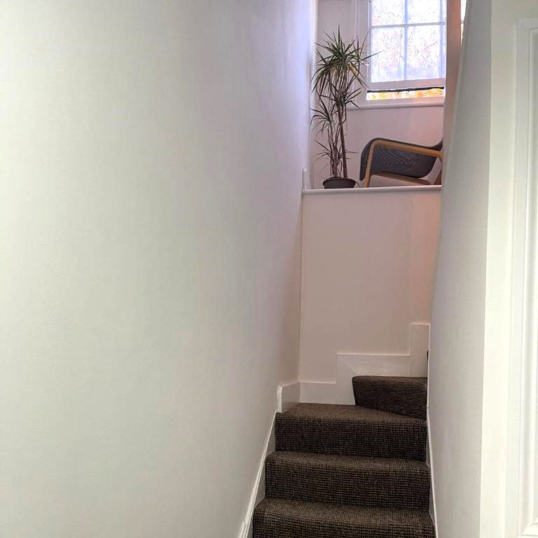 Decorations to ground floor corridor and staircase on a converted town house in Islington. Works complete while fully occupied.

#paintinganddecorating #blockmanagement #blockmanagementlondon #mcloughlindecorating