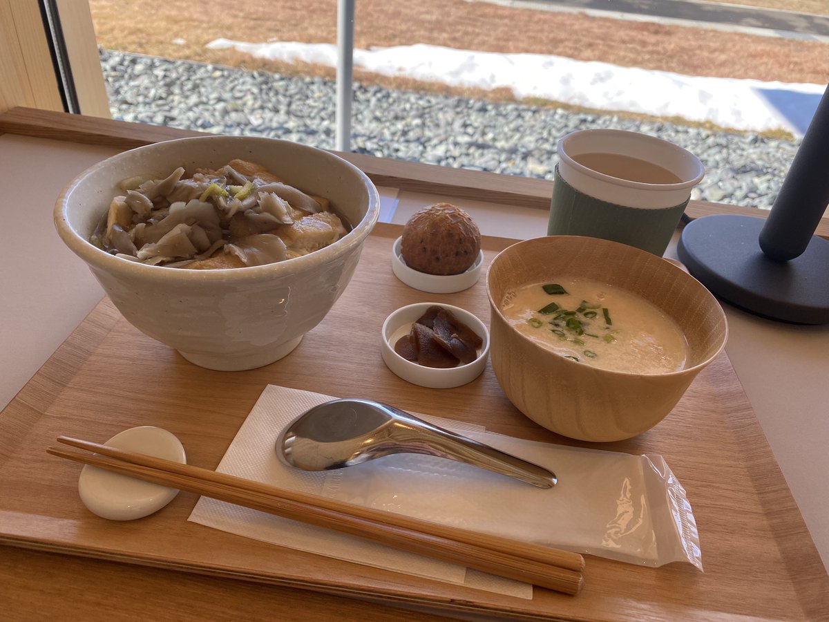__mon321's tweet photo. 窪田とお祝いと称して、色々と食べてばっかりの日
特にランチで食べた玉子丼がとっても美味しかった
おすすめ🫘 https://t.co/wdPx20Db6u