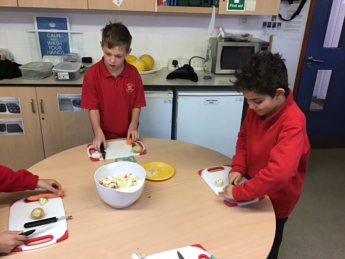 4YorkeMead's tweet photo. Year 4 Maple learnt how to cut and peel different vegetables last Thursday. This was our first step towards making vegetable samosas this week. #yorkewellbeing #yorkeD&T @yorkemead #cookingatschool https://t.co/x6JQ529nhA