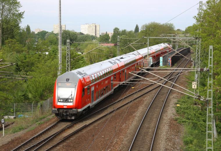 Entlang von Bahnschienen sind viele Anwohnende auch @LH_Potsdam stark von #Lärm betroffen. Daher sollten sich möglichst viele an der Erstellung des Lärmaktionsplanes des Eisenbahn-Bundesamtes beteiligen. Weitere Informationen zur #Beteiligung ▶️tinyurl.com/mr2mjza2