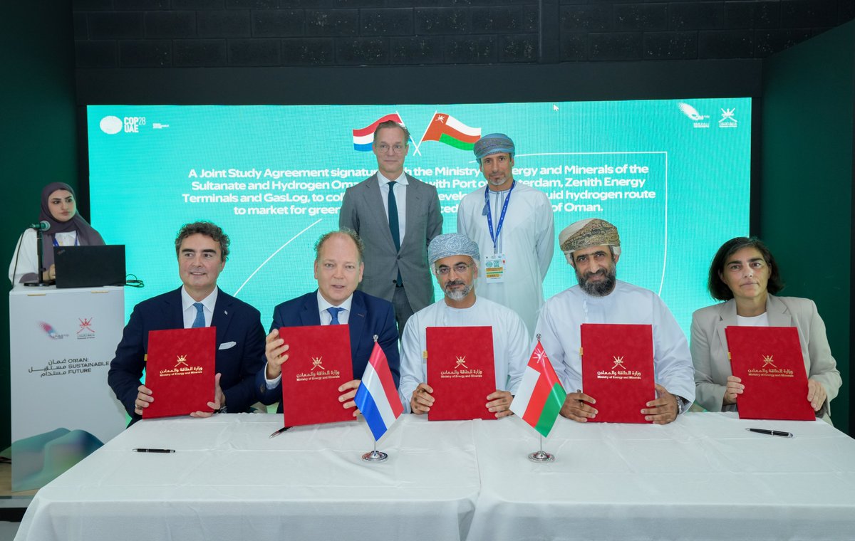 Together with the Omani government, @Hydrom_om, Zenith Energy Terminals and @GasLogLtd we signed a Joint Study Agreement with the aim to realize a green hydrogen corridor between Oman and the Netherlands. Find out more here: portofamsterdam.com/en/news/port-a…