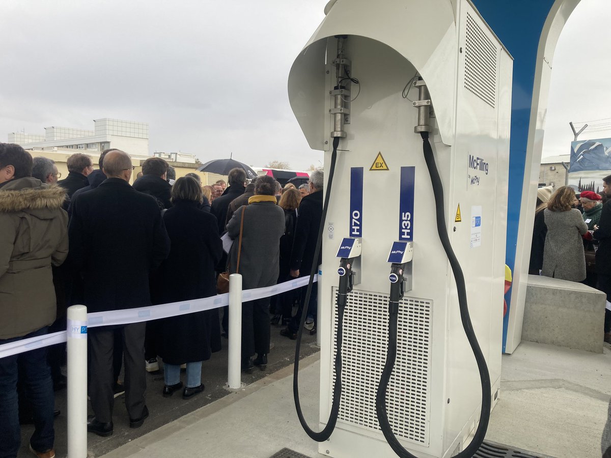 viaOccitanieTV's tweet photo. Inauguration à l’ @aeroport_tls de #HYPORT la 1re station d’Europe de production d’hydrogène renouvelable en zone aéroportuaire. Elle permet l’avitaillement des navettes au service des passagers transportés sur le tarmac et les parkings de l’aéroport https://t.co/9zRGwjD2ij