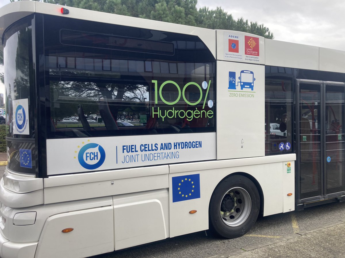 viaOccitanieTV's tweet photo. Inauguration à l’ @aeroport_tls de #HYPORT la 1re station d’Europe de production d’hydrogène renouvelable en zone aéroportuaire. Elle permet l’avitaillement des navettes au service des passagers transportés sur le tarmac et les parkings de l’aéroport https://t.co/9zRGwjD2ij