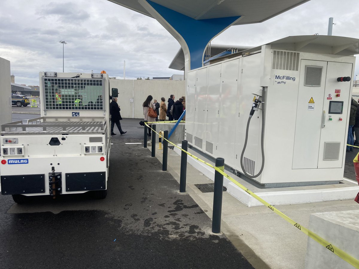 viaOccitanieTV's tweet photo. Inauguration à l’ @aeroport_tls de #HYPORT la 1re station d’Europe de production d’hydrogène renouvelable en zone aéroportuaire. Elle permet l’avitaillement des navettes au service des passagers transportés sur le tarmac et les parkings de l’aéroport https://t.co/9zRGwjD2ij