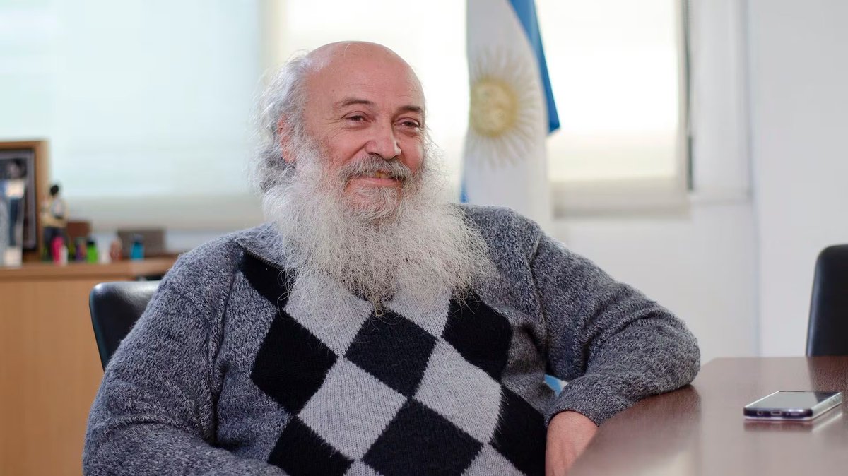 chespiroto's tweet photo. Emilio Pérsico renunció antes a la Secretaría de Promoción de la Economía Social porque no puede ni dibujar las cuentas de la guita que se afanó. https://t.co/gOzWSNWh26