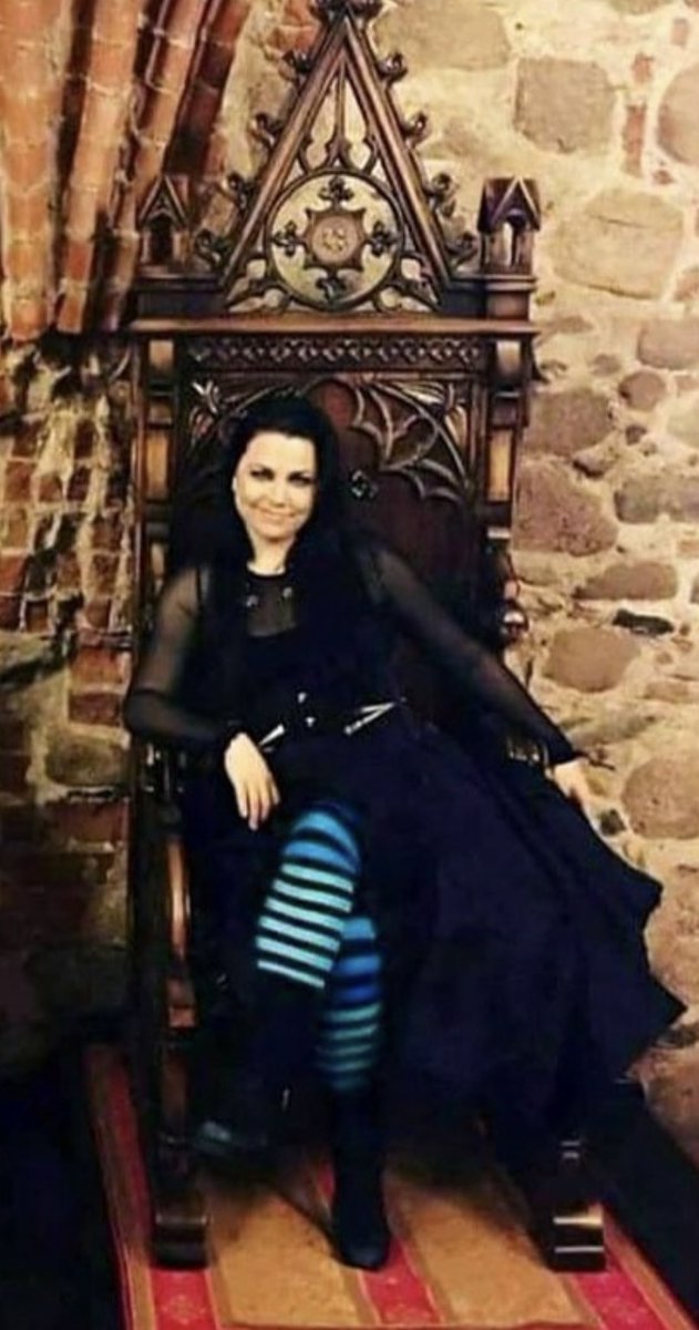 In case you needed any more evidence that <a href="/AmyLeeEV/">Amy Lee</a> is the Queen….

Have you ever seen anyone look so fkn at home, on a throne? 😆

It’s the left arm for me 💀