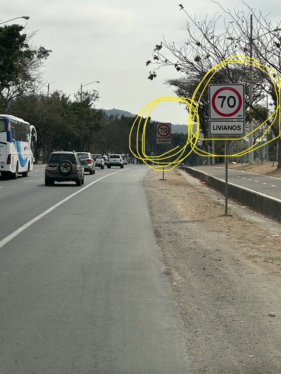 CuerdoGato's tweet photo. @ATMGuayaquil @AntiradarGYE @ViaLaCostaUnida @quilesalvarezh luego de algunos días que se definió la reducción de los límites de velocidad en vía a la costa, la propuesta es que a los pesados no se redujera?? Ambos a 70 kms/hora?? Semejante absurdo por no decir estupidez..!! https://t.co/5ceCezP3U1