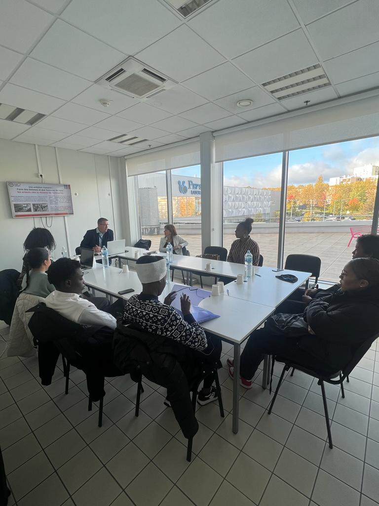 ✅Visite des coulisses de @CoraFrance, découverte de différents métiers pour nos stagiaires #E2C77 #Chelles 
✅Présentation de l'École métiers Cora

☺️ Cette visite leur a permis de mieux connaître les métiers de l'hypermarché et de faire naître des projets de formation ou emploi