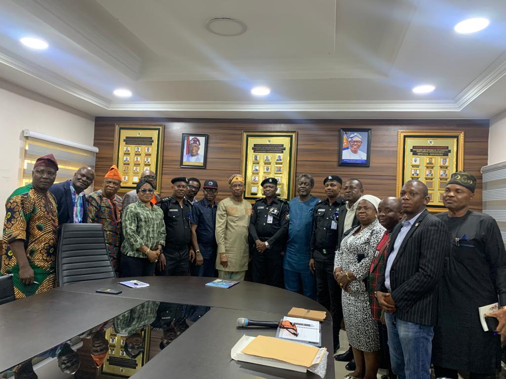 PHYSICAL PLANNING MINISTRY PARTNERS RRS ON ENFORCEMENT Read more: lagosstate.gov.ng/physical-plann… @jidesanwoolu @drobafemihamzat @ud_mpp @rrslagos767 @gbenga_omo @BSaluHundeyin @gboyegaakosile @Mr_JAGs #LASG #AGreaterLagosRising