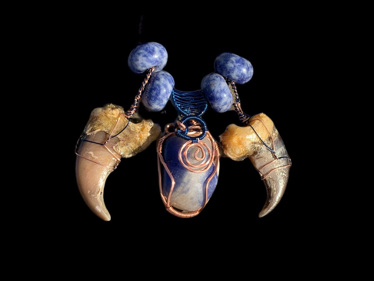 innovisjewelry's tweet image. Just sold this sterling silver, arrowhead, bear claw, and tiger’s eye bead necklace! 

I only have 4 bear claw necklaces and 1 bear claw pendant left. 😱

Grab your favorite today! They make incredible one if a kind 🎁.