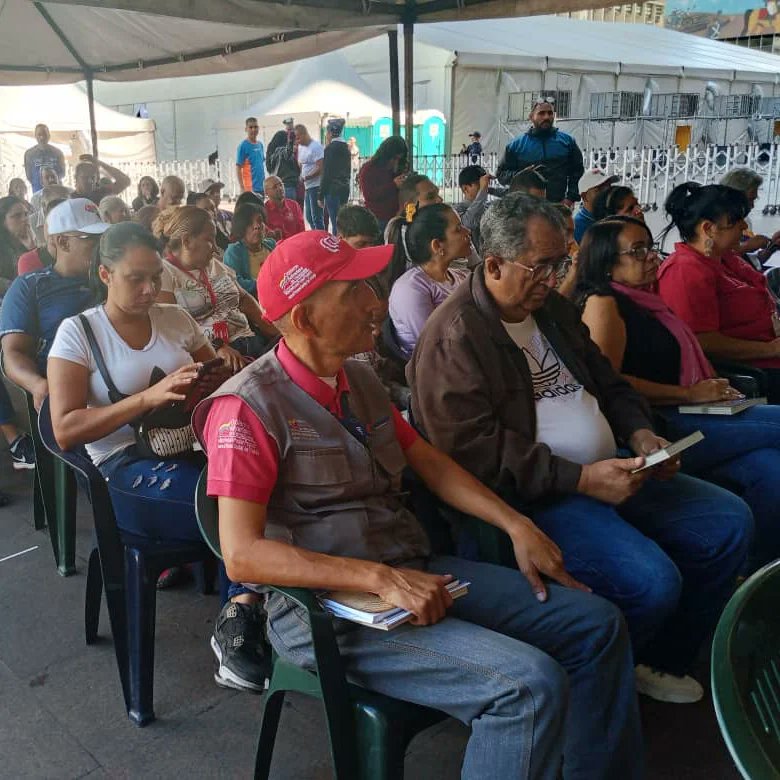 #04Dic | La Tribuna Antiimperialista N° 35 se lleva a cabo en este momento en la Plaza Caracas, celebrando el *Triunfo de Venezuela*, donde los servidores y las servidoras públicas analizan los resultados del Referéndum Consultivo de día de ayer #VictoriaEsequiba @NicolasMaduro