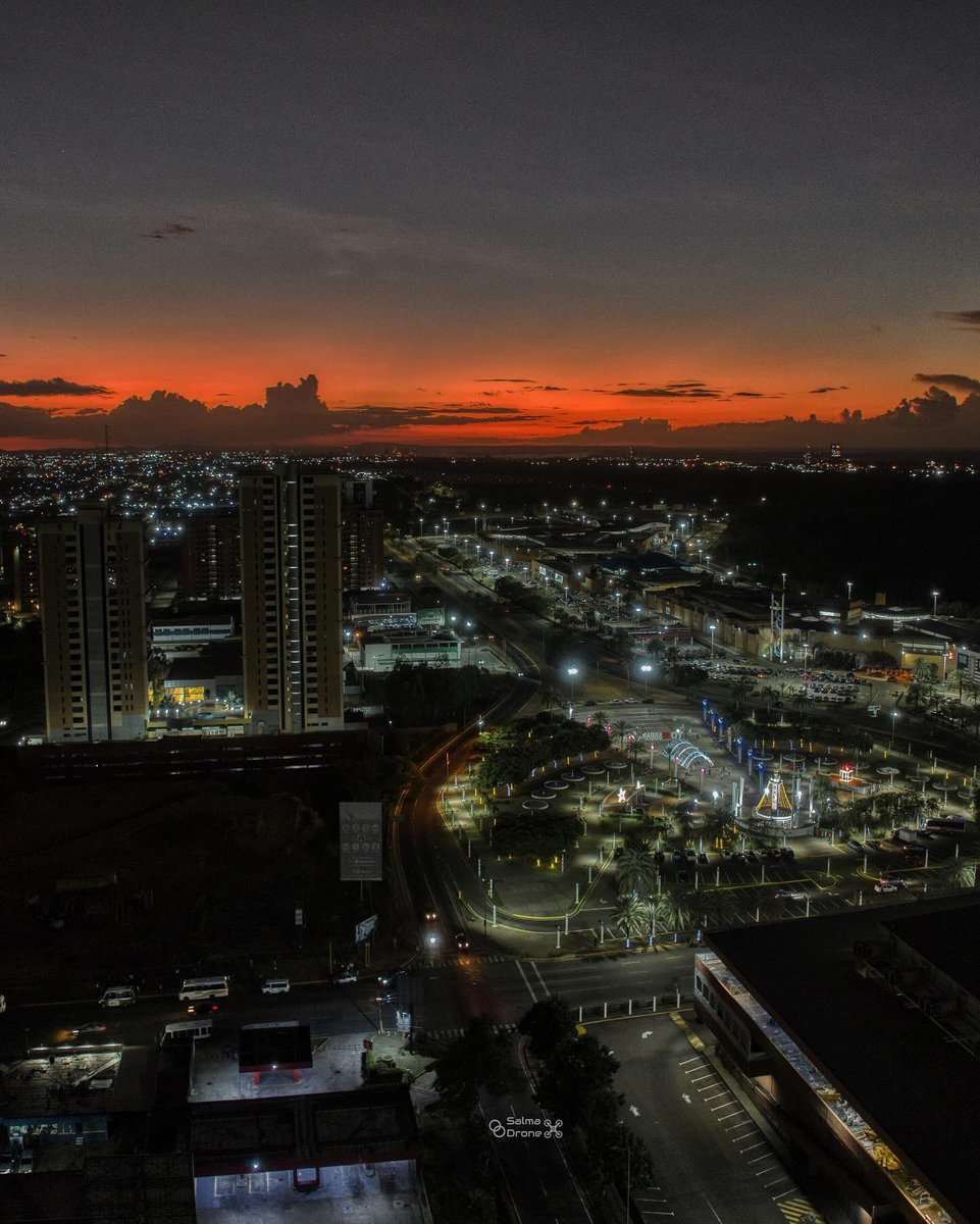 salmadrone's tweet photo. Puerto Ordaz 🌅📍

Estos días los atardeceres han estado hermoso. 

¿En tu ciudad también? 

#salmadrone https://t.co/yVkNwG7hbu