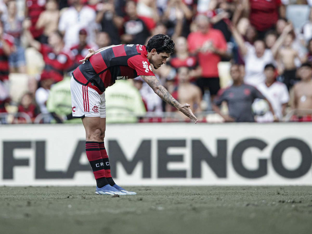 Números de Pedro em 2023 com a camisa do Flamengo:

• 60 jogos (47 titular)
• 35 gols 
• 4 assistências
• 107 mins p/ participar de gol 
• 60% conversão de chances claras 

📊 <a href="/SofascoreBR/">Sofascore Brasil</a>