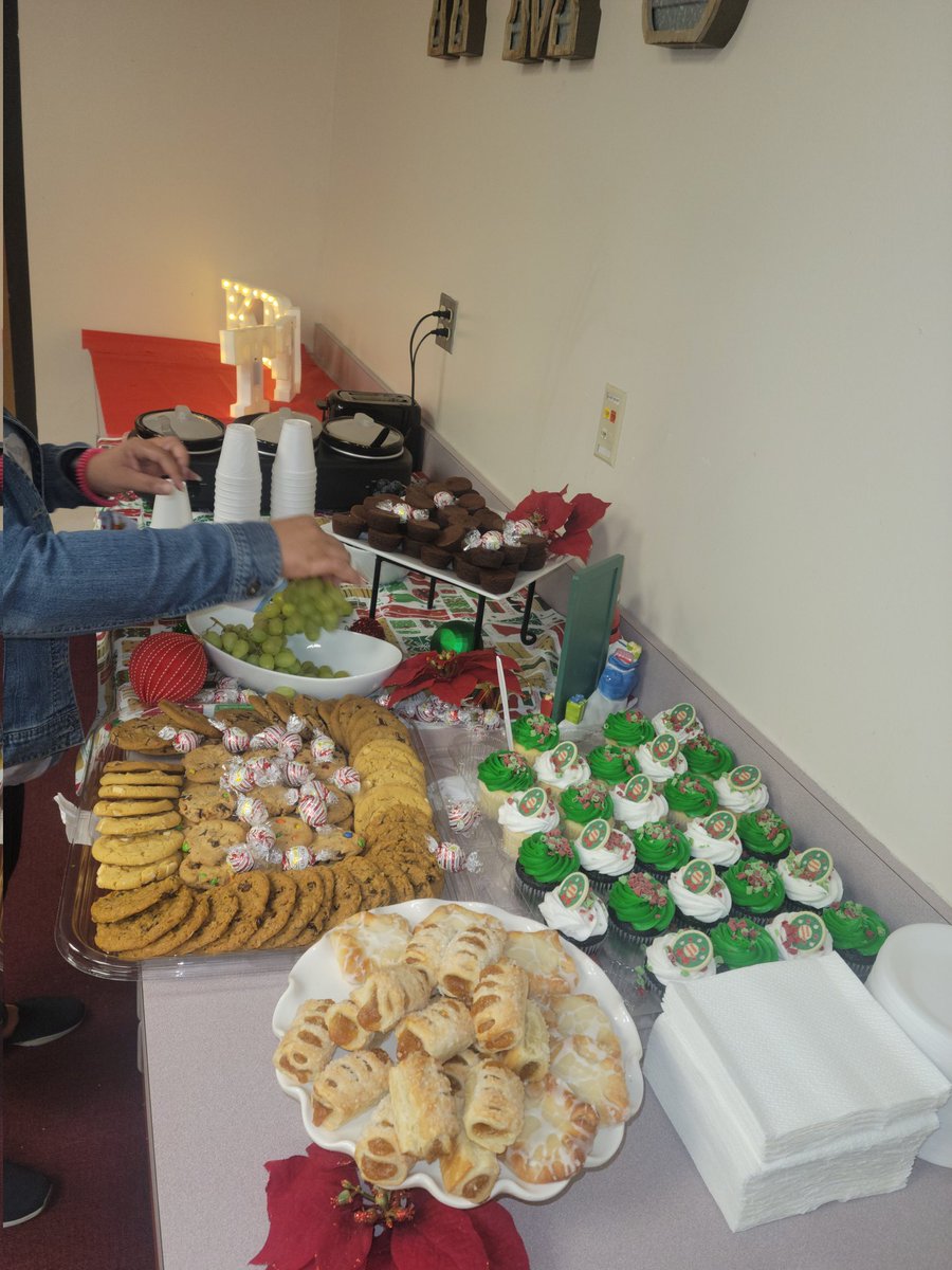 ErbyProfessor's tweet photo. Thanks for our sweet treats on National Cookie Day from our HMS Kraft club! @HambrickMS_AISD @almenda09jose @AldineISD #BigRed #TheBrick https://t.co/Quv9CHpCBe