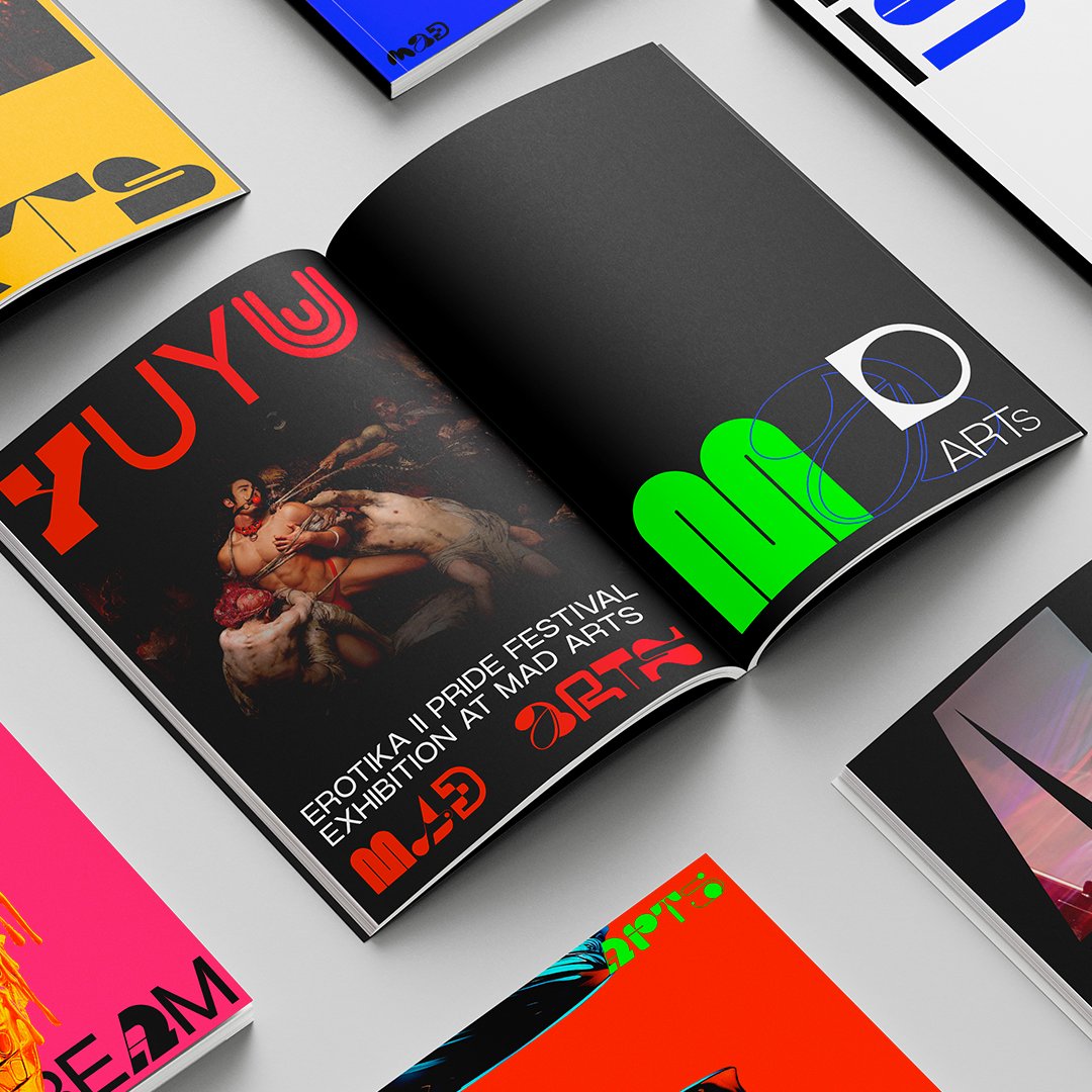 🥇To complement the art without overpowering it, Mad Arts’ overall art direction finds a way to strike a balance between the spirit of the art and its visual impact.