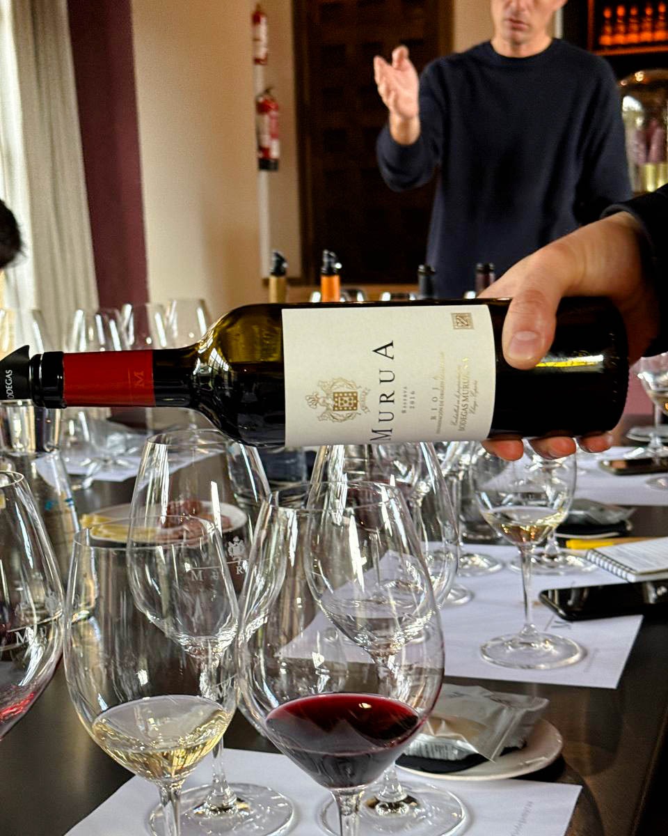 En Bodegas Murua hemos recibido en un viaje vinícola inolvidable a invitados muy especiales, que han podido descubrir los secretos de la bodega y sus vinos tras cada sorbo en una cata y comida maridada 🍇🍷🍽️ y han visitado la villa de Laguardia.

#riojaalavesa #rioja #laguardia