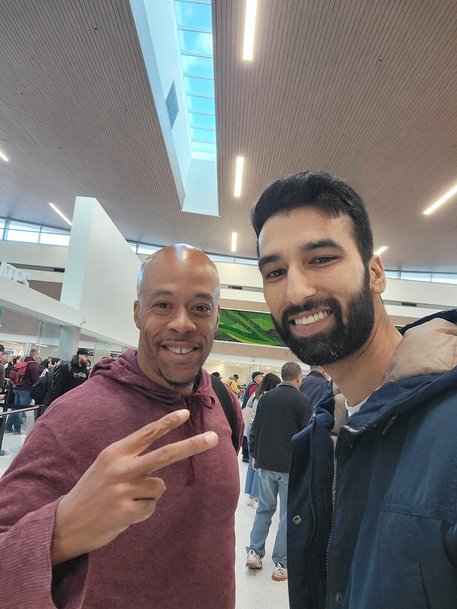 rick_tung's tweet photo. From Vancouver to Nashville and what a pleasure to meet @TDavenport_NFL. Congratulations to you and your family. #TitanUp https://t.co/aMtpG3OoNs