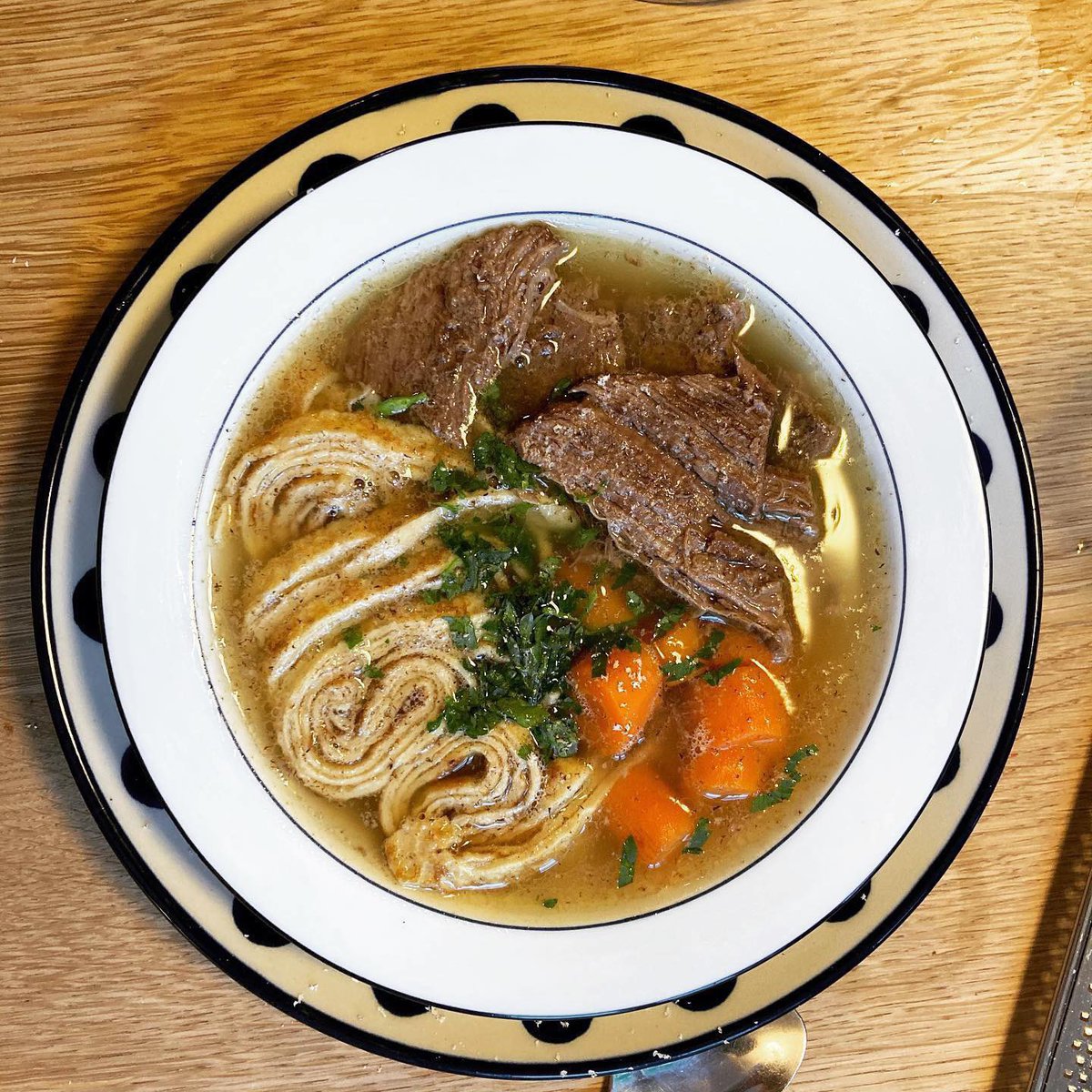 Super Suppe mit frischen Frittaten an einem winterlichen Tag 🥶 🔥. Das super Bio-Suppenfleisch ist natürlich von einem nahgenuss Partner Betrieb 😋. 

#supersuppensonntag #familienessen #biorindfleisch #biorindsuppe #bio #regional #biobetrieb #direktvermarktung #direktvombauern