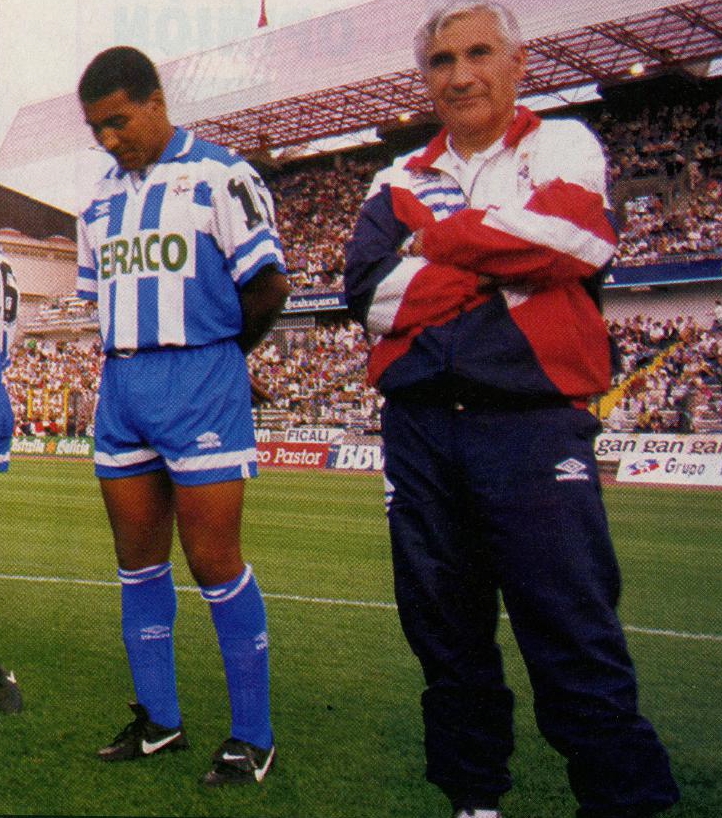 📷 Si no son los dos hombres más importantes del Súper Dépor, poco les falta.

🔝 El motor del centro del campo y el técnico que llevó al equipo a otro nivel.

🌟 Don Mauro Silva y Don Arsenio Iglesias.