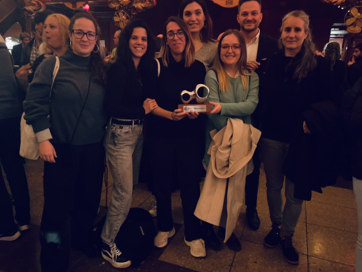 aeitaca's tweet photo. Estem feliços de compartir amb la comunitat de #CollblancLaTorrassa que hem guanyat el Premi #JaumeCiurana dels #premiscivisme en favor de les persones, pel nostre projecte “Som Barri i Fem Comunitat” impulsat pel @ProjecteICI_LH i els Joves d’@aeitaca. Gràcies @acciocivicat 💜 https://t.co/EvinDLYswZ