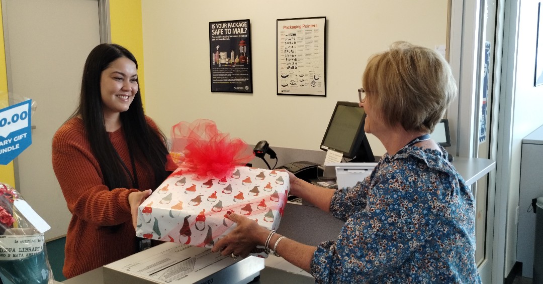 CityofMaricopa's tweet image. Skip the lines &amp;amp; beat the rush! Get your holiday packages shipped early at the Postal Units inside of the Maricopa Library &amp;amp; Cultural Center. No more last-minute stress, you can ship with ease this holiday season ✉️🎁 #holidayseason #shipping #postalservices #MLCC