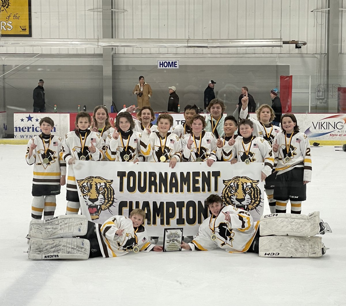 ValleyYouthPuck's tweet image. 🎉🏒 Peewee A Squad Dominates! 🏒🎉 The Eagles clinched 🏆🥇first place at the Hutchinson Battle at Burich tournament with back-to-back shutouts by goalies 🍩Landon Clark and 🍩Ivan Kelly. Way to own the ice, boys! 🌟 #PeeweeAPower #TournamentTriumph #EaglePrideHockeySpirit 🏒🏅