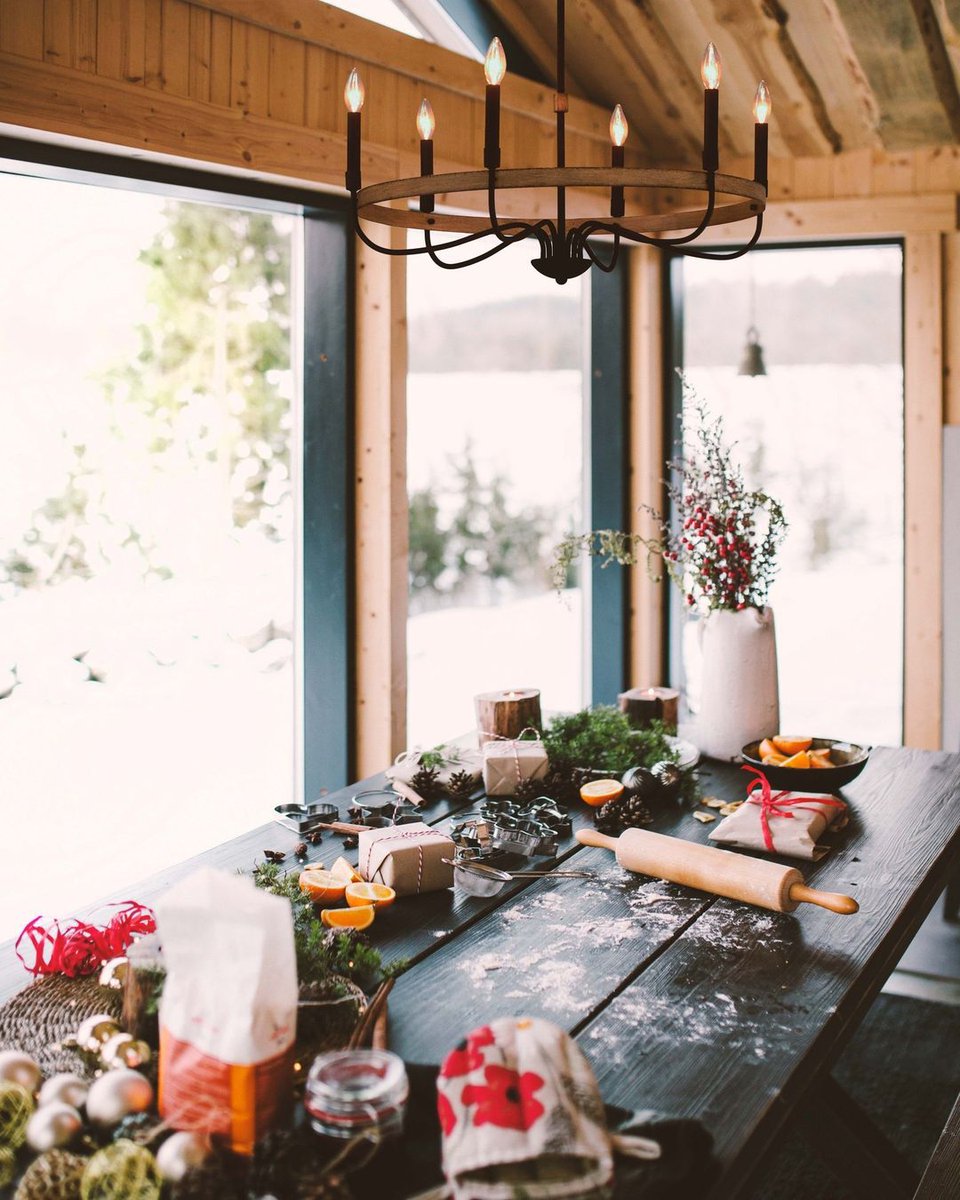 Enjoy some holiday fun by having a nice baking session with your loved ones to celebrate National Cookie Day 🍪 Gingerbread, chocolate chips and all in between, they’ll all look even more appetizing under the pretty glow of the Franklin Chandelier by <a href="/maximlighting/">Maxim Lighting</a> 💡