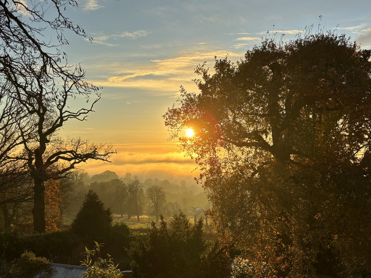 SarahGrout's tweet photo. Just had to share Saturday’s #WinterSunset
The #invertedcloud hardly lifted all day, and the quality of the light was stunning. View from West #Malvern towards Herefordshire #WorcestershireHour #MalvernHills https://t.co/vRM2hESoJK