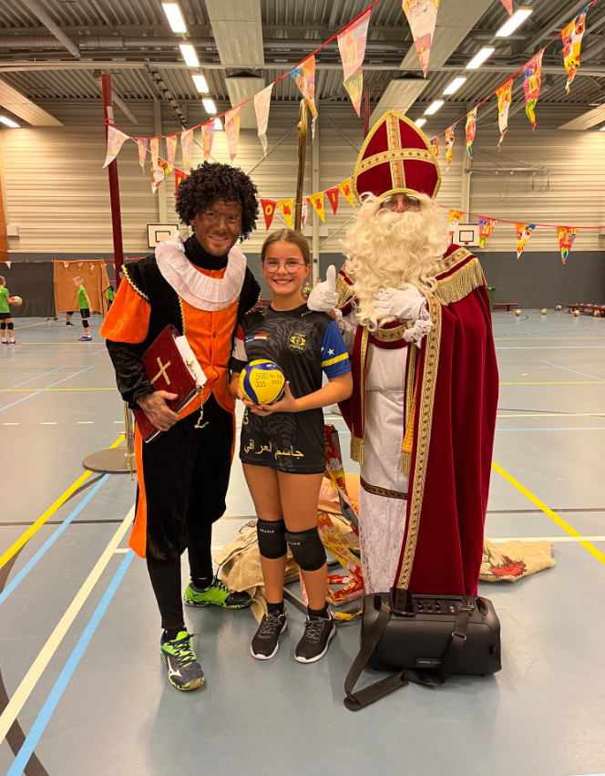Volleybalvereniging SSS is door de magische grens van 500 leden! Lois is het 500ste lid van onze mooie club. Sinterklaas kwam haar afgelopen vrijdag verrassen bij de CMV-training met een cadeautje 💚💚💚
sss-barneveld.nl/1668-500ste-li…
<a href="/nevobo/">Nevobo</a> <a href="/NevoboOost/">Nevobo regio Oost</a> <a href="/BarneveldseKrnt/">BarneveldseKrant.nl</a> <a href="/BarneveldInfo/">Gemeente Barneveld</a>