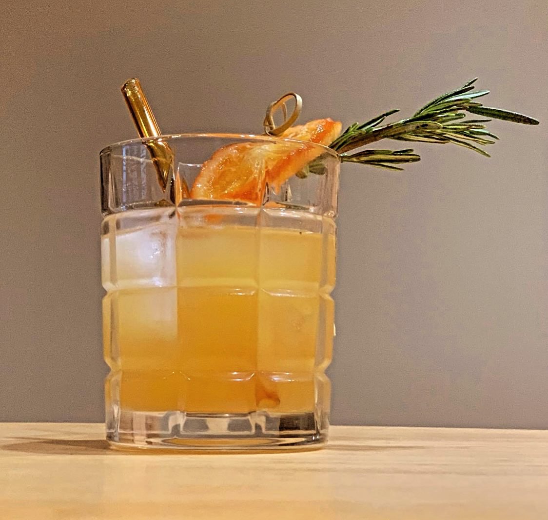 𝗛𝗮𝘂𝗻𝘁𝗲𝗱 𝗚𝗿𝗮𝘃𝗲𝘆𝗮𝗿𝗱
2 oz Dorothy Arzner Whiskey
1 oz Maple Syrup
1 oz Orange Juice
4 Dashes Scrappy Orange Bitters
Stir over ice. Garnish with orange and rosemary.